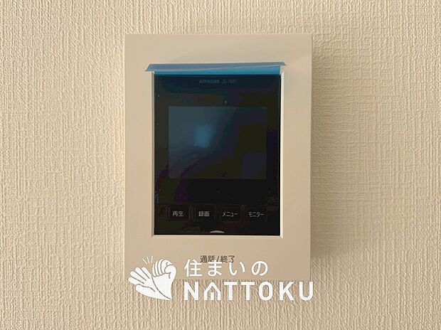 【TVモニター付インターホン】手放し通話ができ、送話表示灯で送話・受話状態が確認できます。
映像と音声で玄関先の様子をチェックできるモニター機能や、夜間の訪問者の顔も確認できるLEDライトを装備しています。

