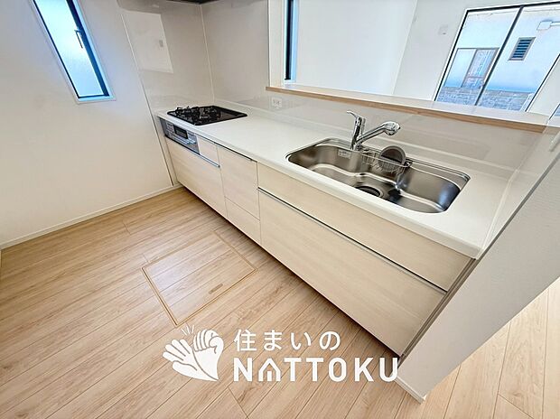 【現地写真（キッチン）】収納たっぷりのシステムキッチン、浄水器付水栓を標準装備しています。