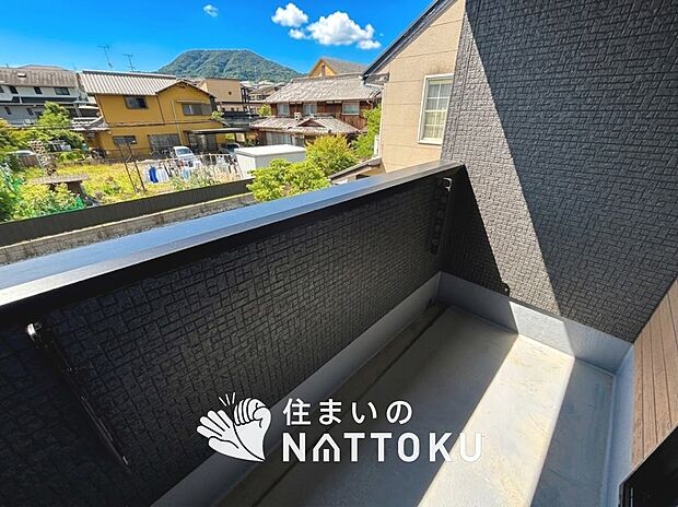 【バルコニー】奥行きが広く、洗濯物をゆったりと干せる十分な広さで、家族の洗濯も捗ります。