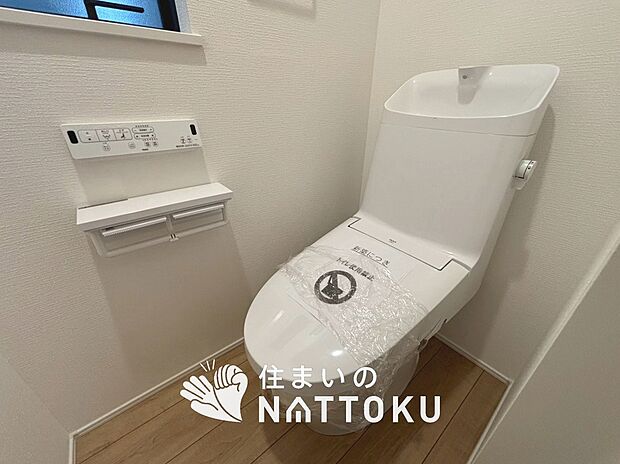 【トイレ】汚れてもサッとひと拭きでお手入れ簡単、エコ仕様の温水洗浄便座付きのトイレです。
バリアフリーにも配慮しています。
