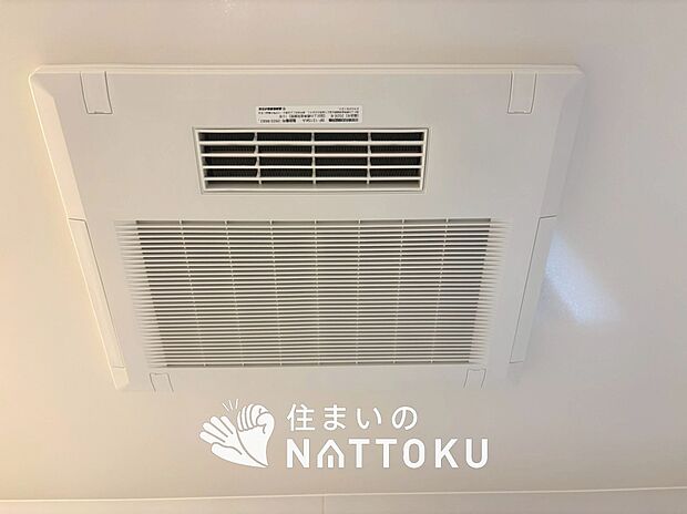【浴室換気乾燥暖房機】予備暖房や衣類の乾燥に使用できる乾燥機を設置。
雨の日の洗濯物や、部屋干しの衣類等の乾燥に活躍します。
