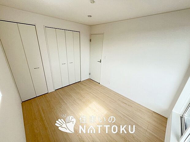 【現地写真（洋室）】木目の美しさを際立たせるシンプルデザインの建具を使用しています。