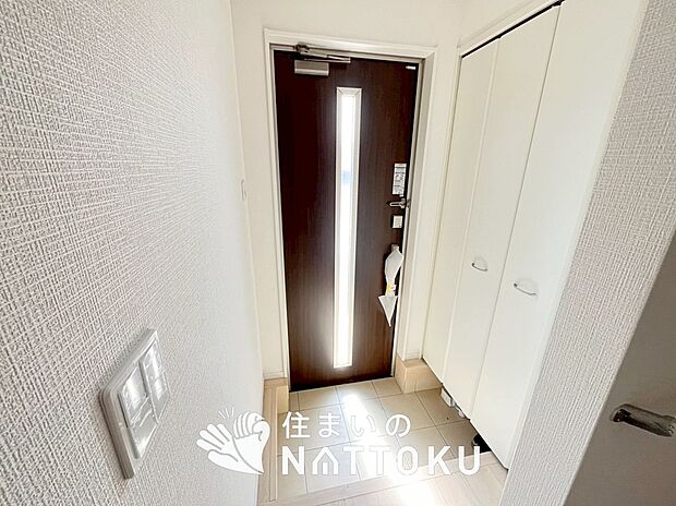 【現地写真（玄関）】玄関には、大型のシューズ収納を設置しています。