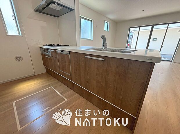 【現地写真（キッチン）】収納たっぷりのシステムキッチン、浄水器付水栓を標準装備しています。