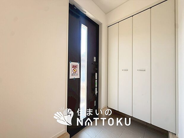【現地写真（玄関）】玄関には、大型のシューズ収納を設置しています。