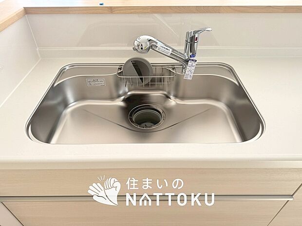 【浄水器内臓ハンドシャワー付シンク】広々とした凸型シンクに洗剤ポケットを標準装備。すっきり収納できます。
また、蛇口の先端に浄水器を内蔵しているため場所をとりません。
