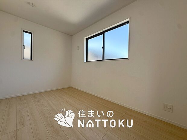【現地写真（洋室）】木目の美しさを際立たせるシンプルデザインの建具を使用しています。