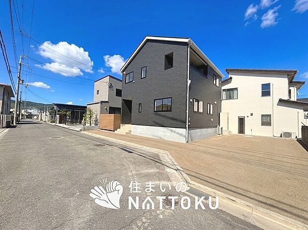 【現地写真（前道含む外観）】軽くて火災に強い屋根材を採用し、地震時の建物への負担や揺れを軽減しています。