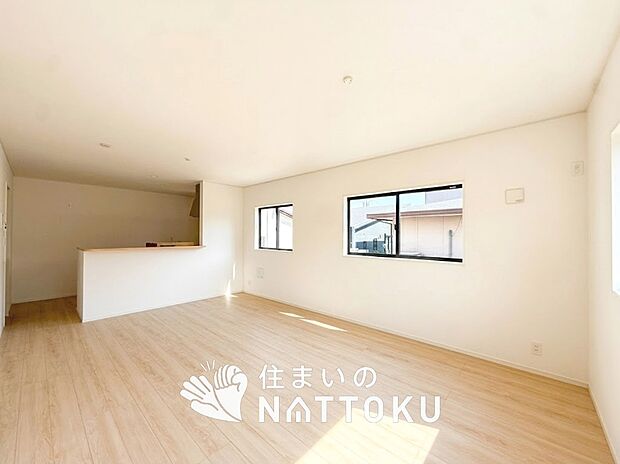 【現地写真（リビング）】フローリング材には、木目、色調など木材特有の風合いがあり、ナチュラルな美しさになっています。