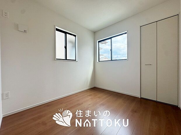 【現地写真(洋室)】木目の美しさを際立たせるシンプルデザインの建具を使用しています。
