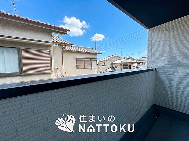 【バルコニー】奥行きが広く、洗濯物をゆったりと干せる十分な広さで、家族の洗濯も捗ります。
