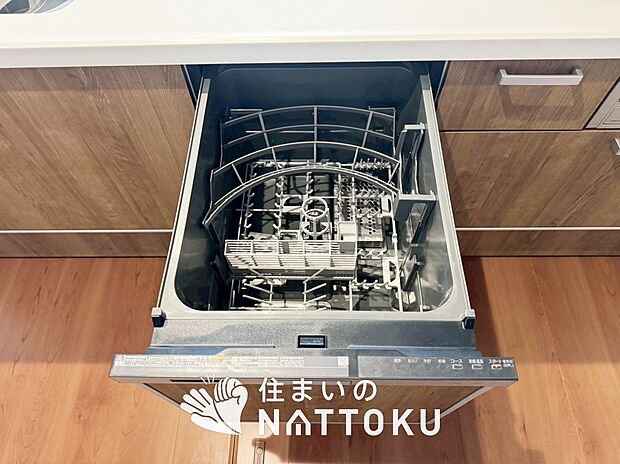 【食器洗い乾燥機】食後の時間にゆとりを与えてくれる食器洗い乾燥機。
操作ボタンも上面にあるので、腰をかがめずに操作ができラクラクです。
