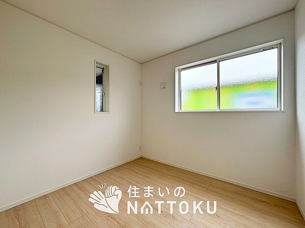 【現地写真（洋室）】木目の美しさを際立たせるシンプルデザインの建具を使用しています。