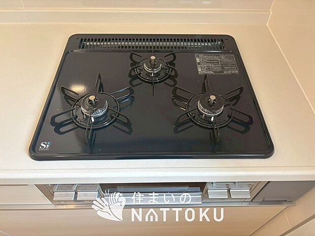 【ビルトインコンロ】フラットな構造で清掃性が高く、過熱防止センサー付３口タイプで日頃の家事も快適です。