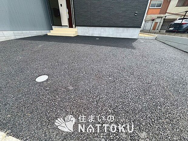 【現地写真（駐車場）】駐車スペースが広く、運転が苦手な方も安心です。