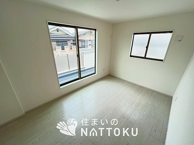 【現地写真（寝室）】木目の美しさを際立たせるシンプルデザインの建具を使用しています。