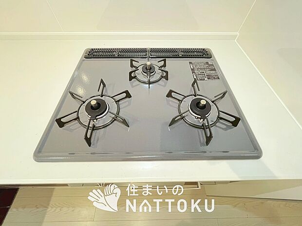 【ビルトインコンロ】フラットな構造で清掃性が高く、過熱防止センサー付３口タイプで日頃の家事も快適です。