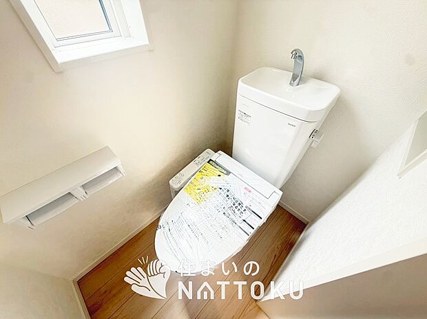 【トイレ】汚れてもサッとひと拭きでお手入れ簡単、エコ仕様の温水洗浄便座付きのトイレです。
バリアフリーにも配慮しています。
