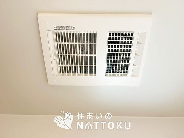 【浴室暖房換気乾燥機】サイドブロー機能で、乾燥効率アップです。
サイドに吹き出しを搭載することにより浴室内を端まで循環する気流ができ、さらに省エネ性能がアップします。