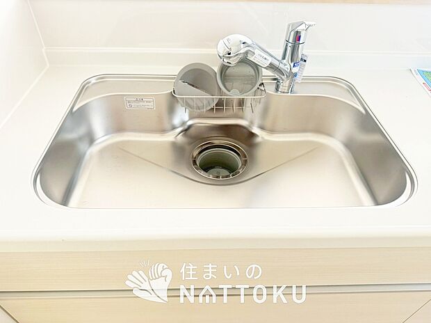 【浄水器内臓型ハンドシャワー付シンク】広々とした凸型シンクに洗剤ポケットを標準装備。すっきり収納できます。
また、蛇口の先端に浄水器を内蔵しているため場所をとりません。