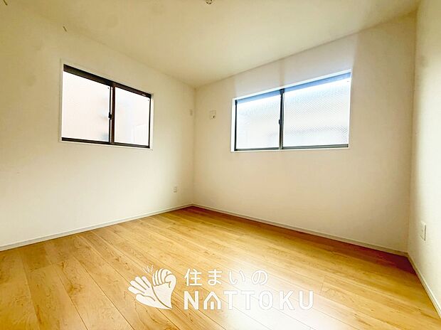 【現地写真（洋室）】木目の美しさを際立たせるシンプルデザインの建具を使用しています。