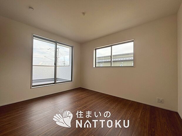 【現地写真（寝室）】木目の美しさを際立たせるシンプルデザインの建具を使用しています。