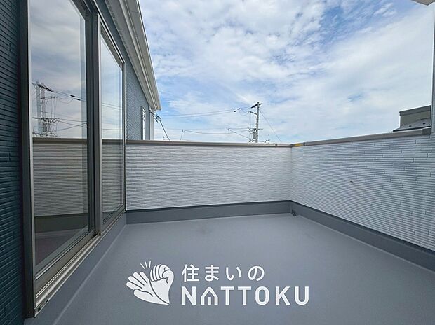 【バルコニー】奥行きが広く、洗濯物をゆったりと干せる十分な広さで、家族の洗濯も捗ります。