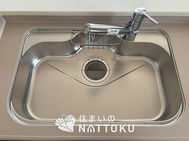 【浄水器内臓型ハンドシャワー付シンク】傷や汚れが付きにくい静音仕様の全面エンボス加工シンク。
また、蛇口の先端に浄水器を内蔵。浄水シャワーが使える毎分4リットルのたっぷり浄水。
