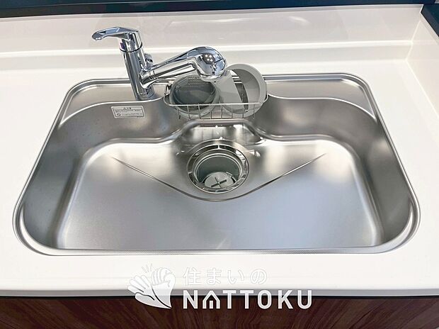 【浄水器一体型シャワー水栓付シンク】広々とした凸型シンクに洗剤ポケットを標準装備。すっきり収納できます。
また、蛇口の先端に浄水器を内蔵しているため場所をとりません。
