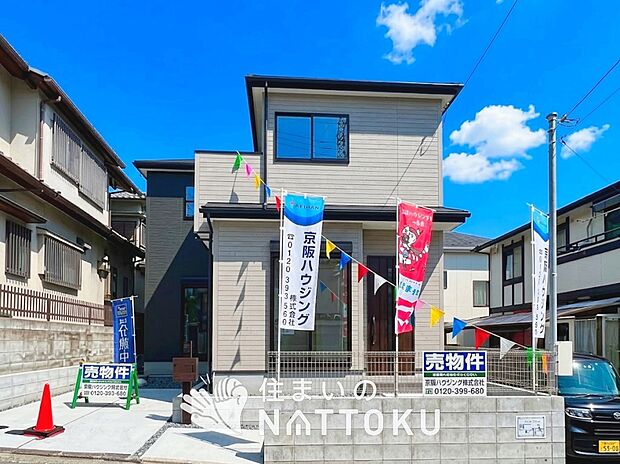 【現地写真（外観）】軽くて火災に強い屋根材を採用し、地震時の建物への負担や揺れを軽減しています。