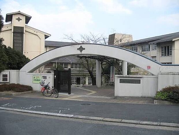 八幡市立南山小学校（約190m）