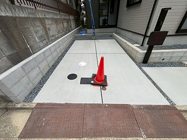 【現地写真（駐車場）】駐車スペースが広く、運転が苦手な方も安心です。