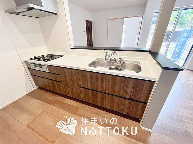 【現地写真（キッチン）】収納たっぷりのシステムキッチン、浄水器付水栓を標準装備しています。