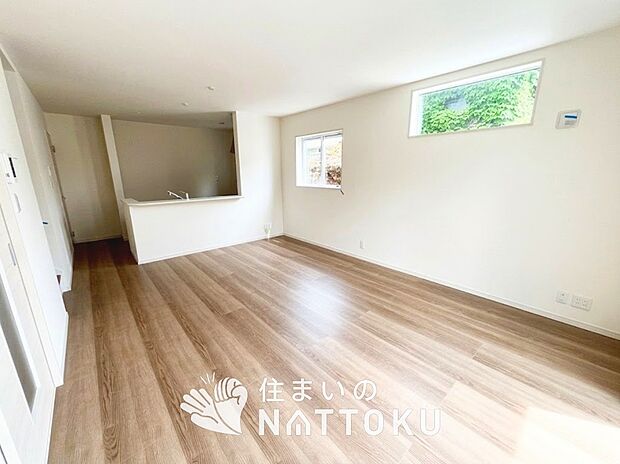 【現地写真（リビング）】フローリング材には、木目、色調など木材特有の風合いがあり、ナチュラルな美しさになっています。