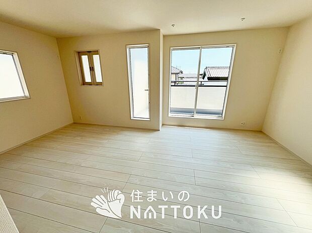 【現地写真（寝室）】木目の美しさを際立たせるシンプルデザインの建具を使用しています。