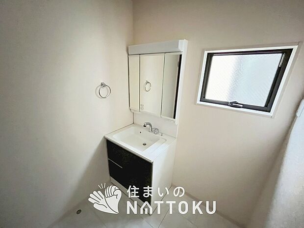 【洗面台・洗面所】鏡の両サイドは、必要なものを取出しやすく、大きな鏡面で朝の準備も快適。
使いやすいリフトアップ機能付きのシングルレバーシャワー水栓付です。
