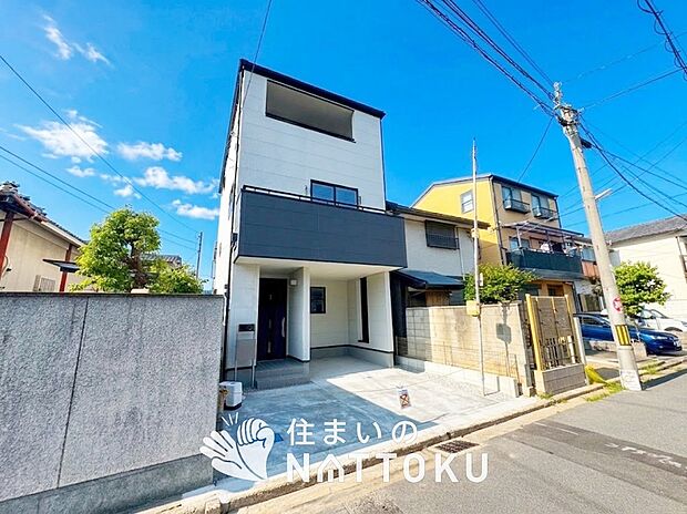 【現地写真（前道含む外観）】軽くて火災に強い屋根材を採用し、地震時の建物への負担や揺れを軽減しています。