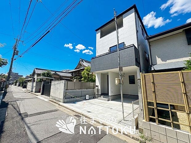 【現地写真（前道含む外観）】健康被害に配慮したもっとも安全性の高い建材を採用し、シックハウス対策をしております。
