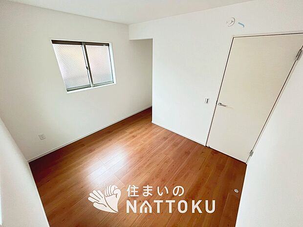【現地写真（洋室）】木目の美しさを際立たせるシンプルデザインの建具を使用しています。