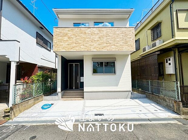 【現地写真（外観）】軽くて火災に強い屋根材を採用し、地震時の建物への負担や揺れを軽減しています。