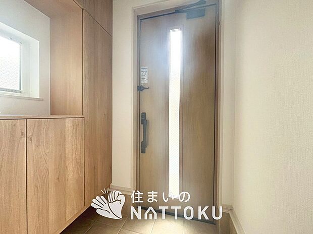 【現地写真（玄関）】玄関には、大型のシューズ収納を設置しています。