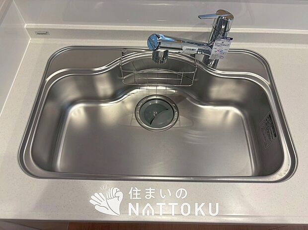 【浄水器内臓ハンドシャワー付シンク】広々とした凸型シンクに洗剤ポケットを標準装備。すっきり収納できます。
また、蛇口の先端に浄水器を内蔵しているため場所をとりません。
