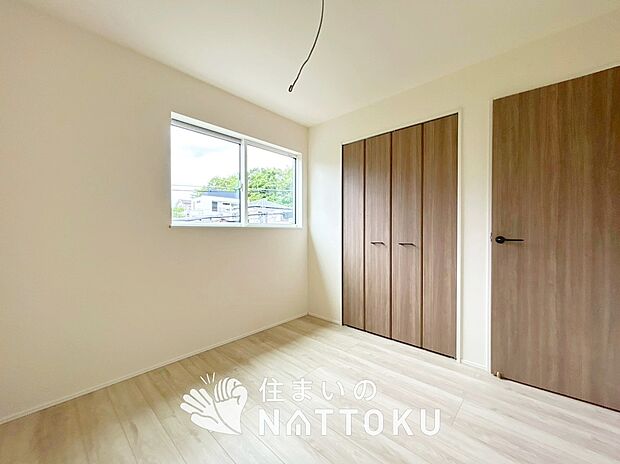 【現地写真（洋室）】木目の美しさを際立たせるシンプルデザインの建具を使用しています。