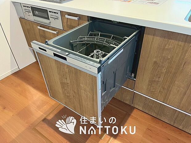【食器洗い乾燥機】食後の時間にゆとりを与えてくれる食器洗い乾燥機。
操作ボタンも上面にあるので、腰をかがめずに操作ができラクラクです。
