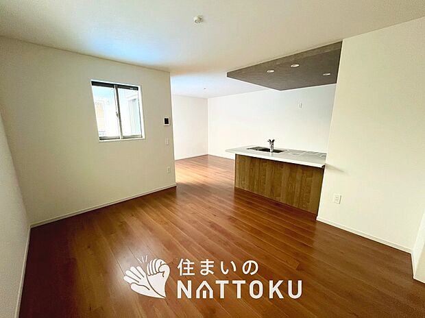 【現地写真（キッチン）】収納たっぷりのシステムキッチン、浄水器付水栓を標準装備しています。