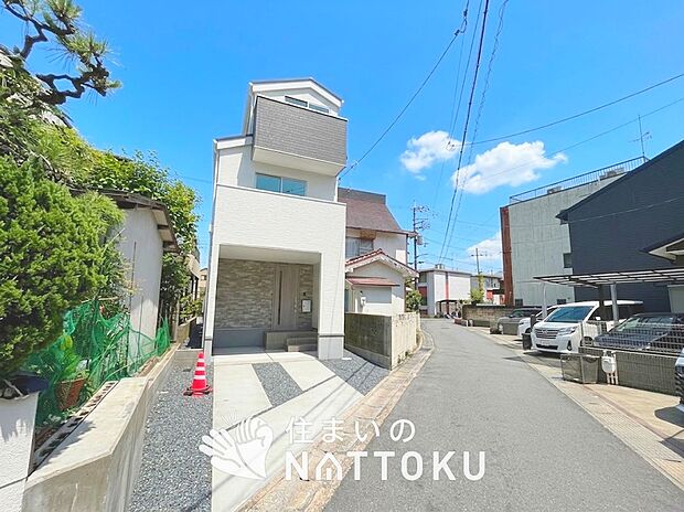 【現地写真（外観）】軽くて火災に強い屋根材を採用し、地震時の建物への負担や揺れを軽減しています。