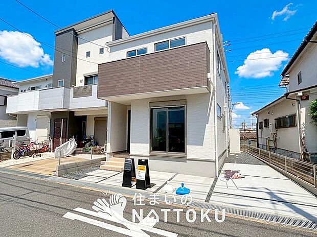 【現地写真(外観)】軽くて火災に強い屋根材を採用し、地震時の建物への負担や揺れを軽減しています。