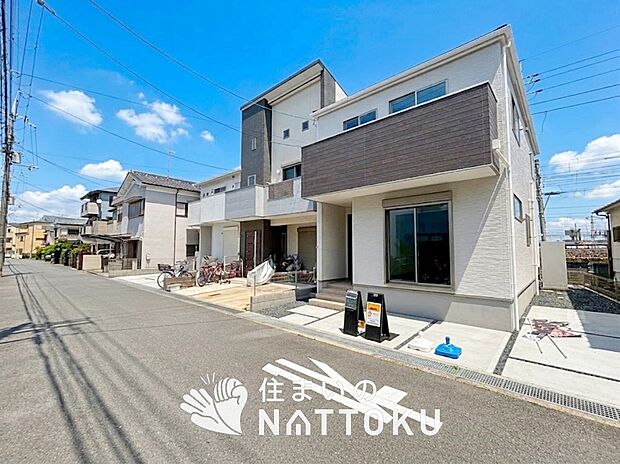 【現地写真(前道含む外観)】断熱性、気密性を高める工夫で一年中ずっと心地よく暮らせる、高気密・高断熱です。