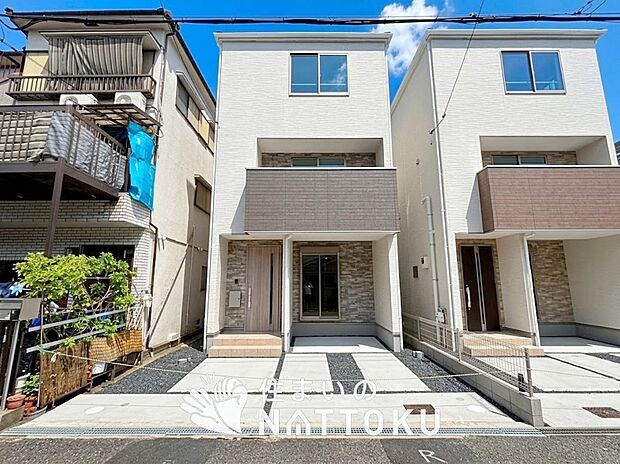 【現地写真（外観）【１号地】】軽くて火災に強い屋根材を採用し、地震時の建物への負担や揺れを軽減しています。