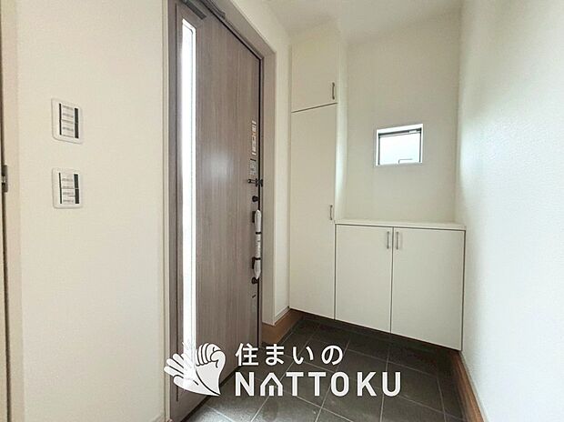 【現地写真(玄関)】玄関には、大型のシューズ収納を設置しています。